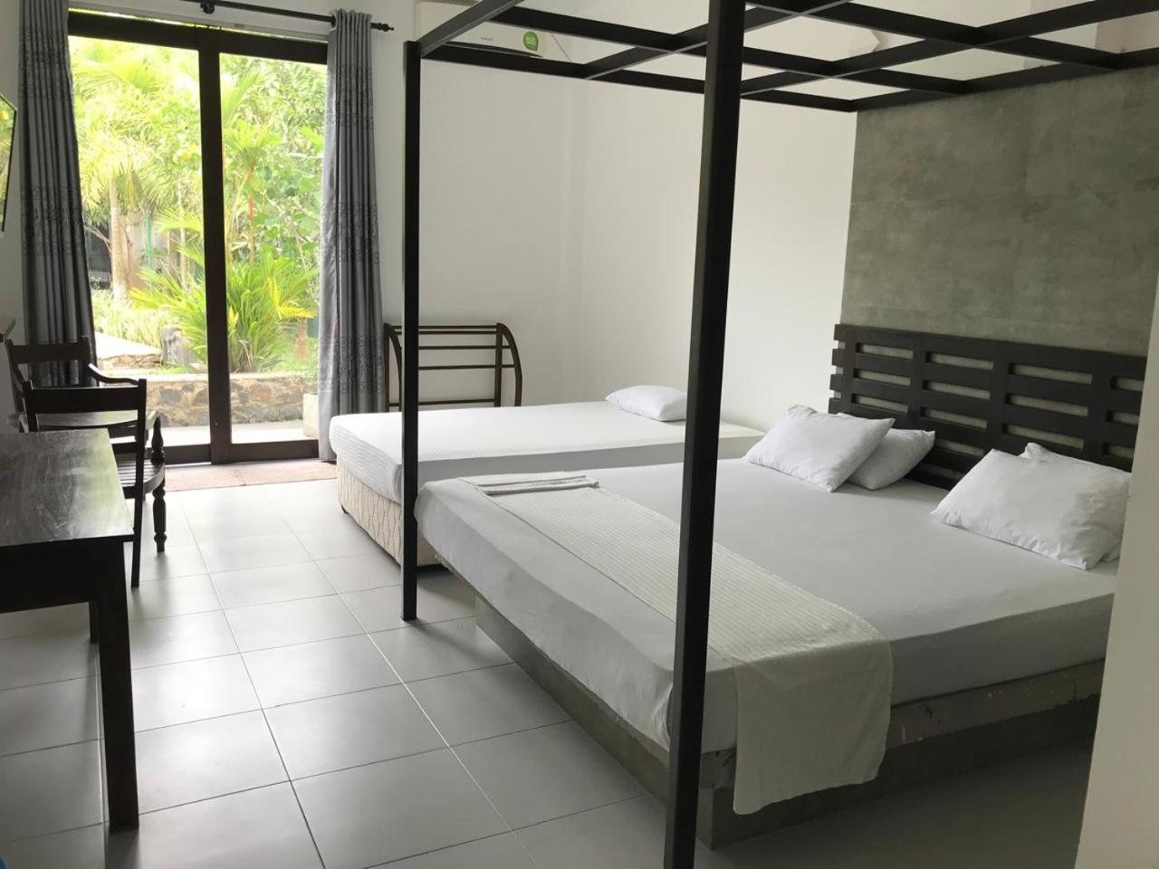 Lavendra Villa Mirissa Buitenkant foto